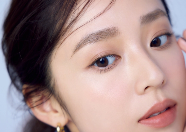 平坦&のっぺり太眉を、スキのあるシアー眉に変えて顔印象を一気にあか抜け! 平坦&のっぺり太眉を、スキのあるシアー眉に変えて顔印象を一気にあか抜け!